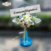 พวงหรีดพัดลม ดอกไม้สด ประกอบด้วย พัดลมยี่ห้อ Hatari ขนาด 16 หรือ 18 นิ้ว ปรับสไลด์ขึ้น-ลง ดอกลิลลี่สีขาว ดอกหน้าวัวสีขาว ดอกไฮเดรนเยียสีฟ้า ดอกคาร์เนชั่นสีเขียว ดอกเยอบีร่าสีขาว ดอกมัมสีขาว โทนสีขาว ฟ้า เขียว